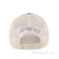 Cappello trucker con patch stampata e visiera curva